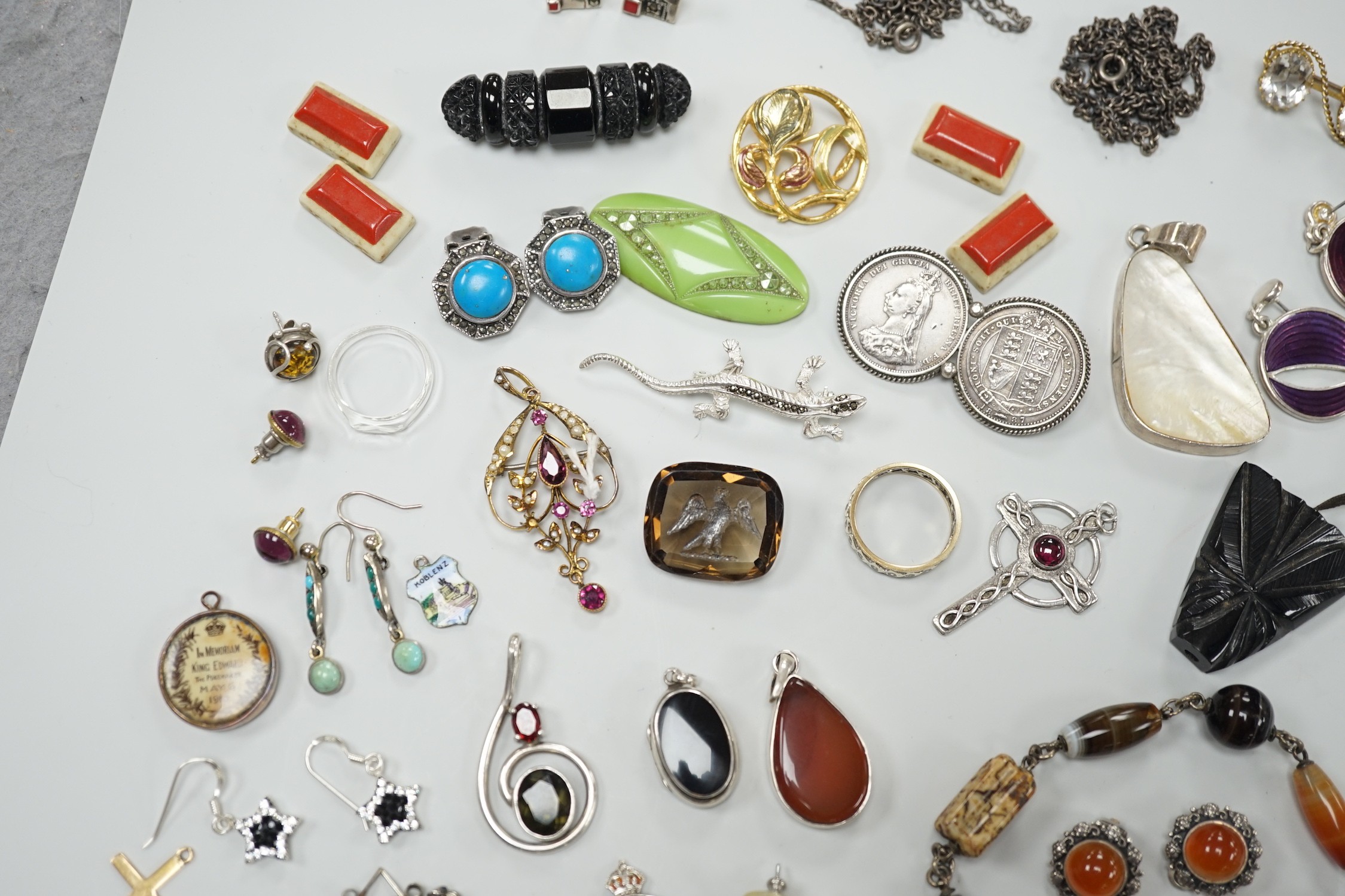 Mixed jewellery including an Edwardian yellow metal and gem set drop pendant, an unmounted intaglio citrine, eternity ring, 925 and marcasite lizard brooch, etc.